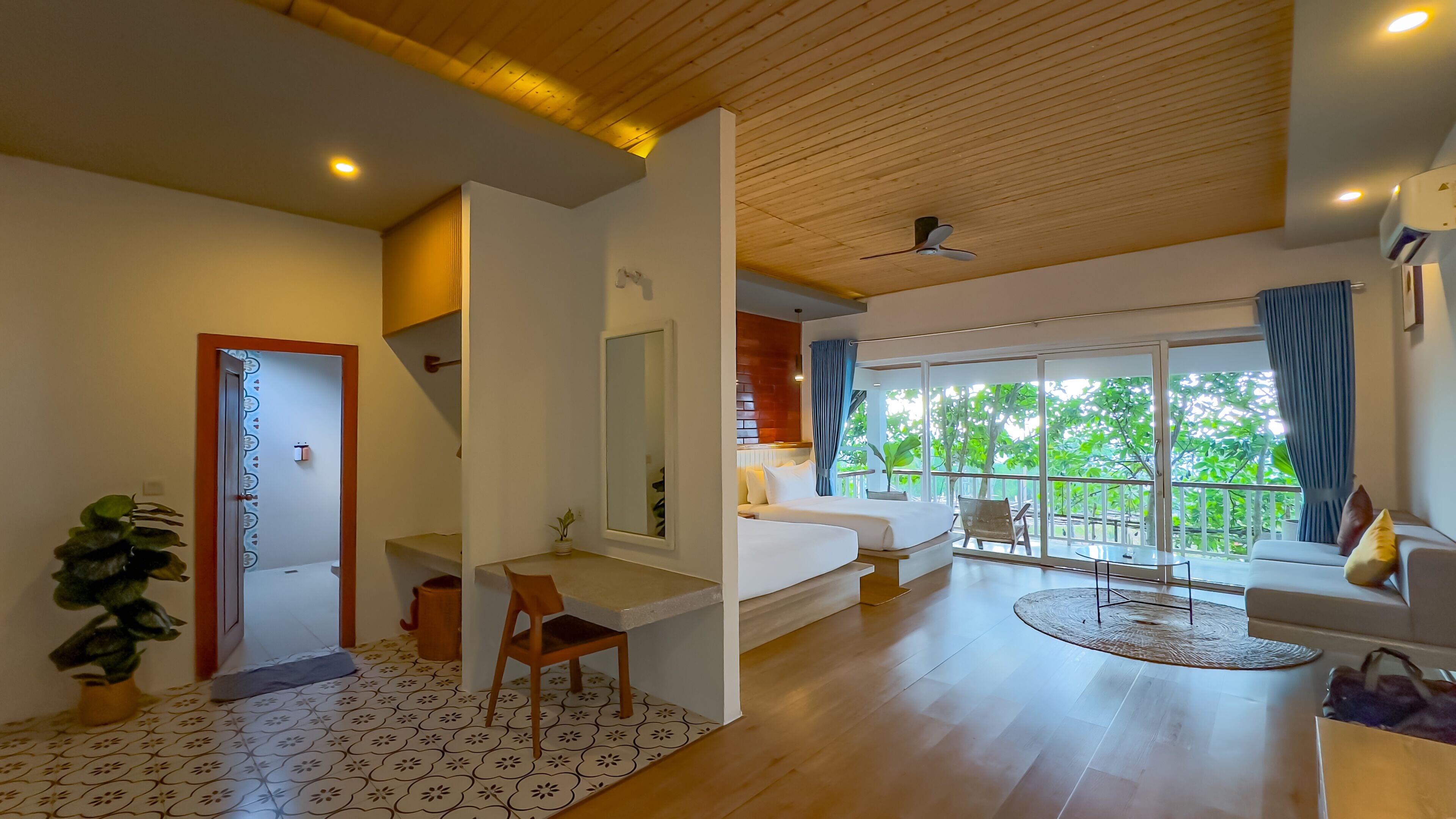 Private Family Pool Villa | Minibar, meja kerja, tirai kedap cahaya, dan setrika/meja setrika