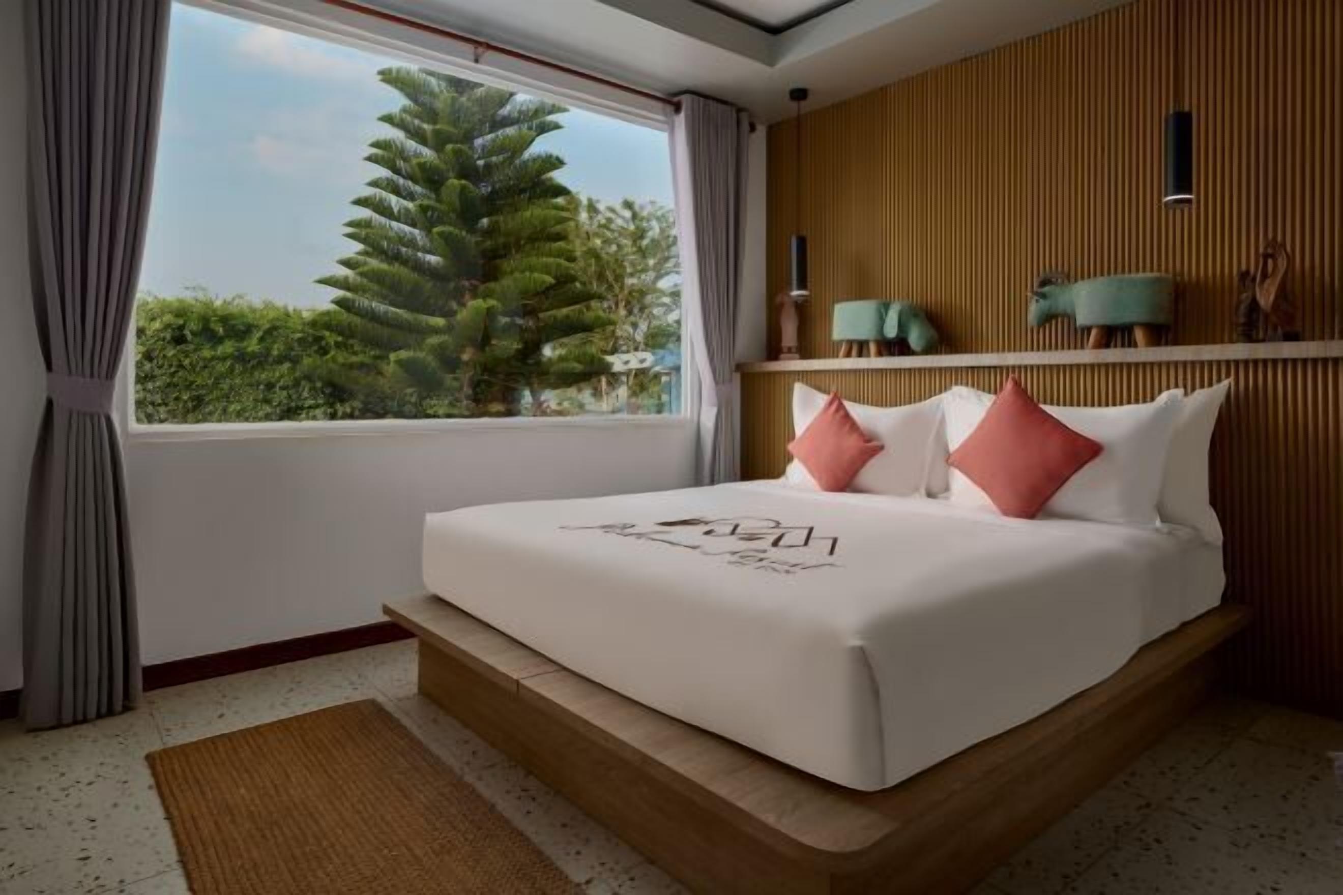 Minibar, escritorio, cortinas opacas y tabla de planchar con plancha