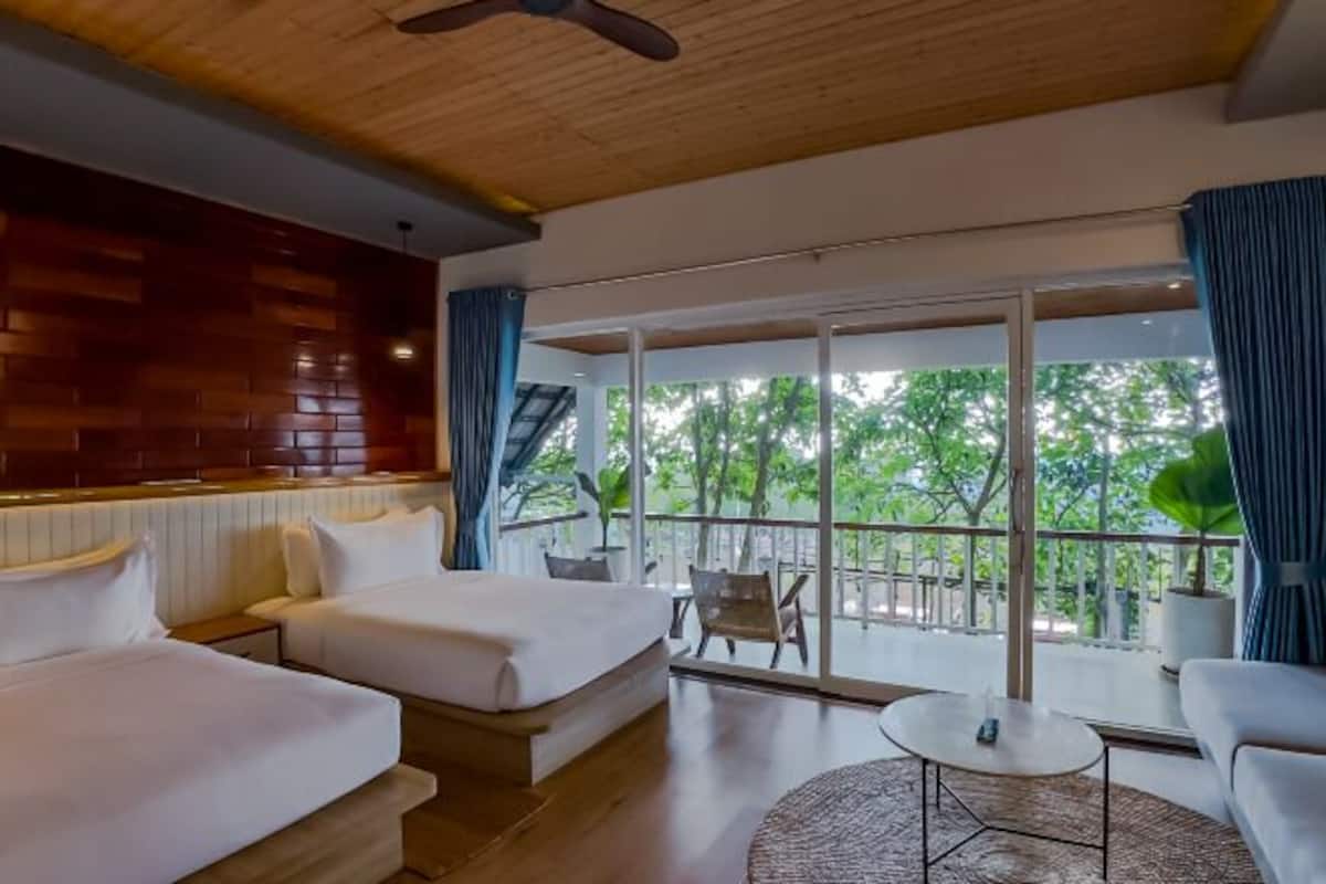 Minibar, escritorio, cortinas blackout y tabla de planchar con plancha