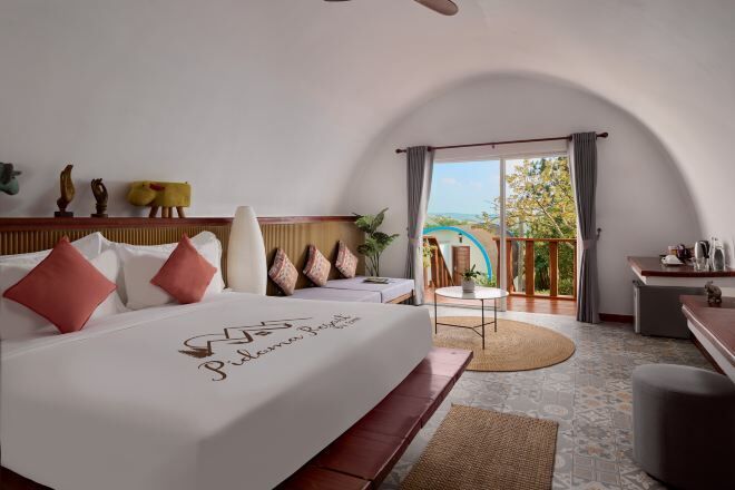 Minibar, escritorio, cortinas opacas y tabla de planchar con plancha