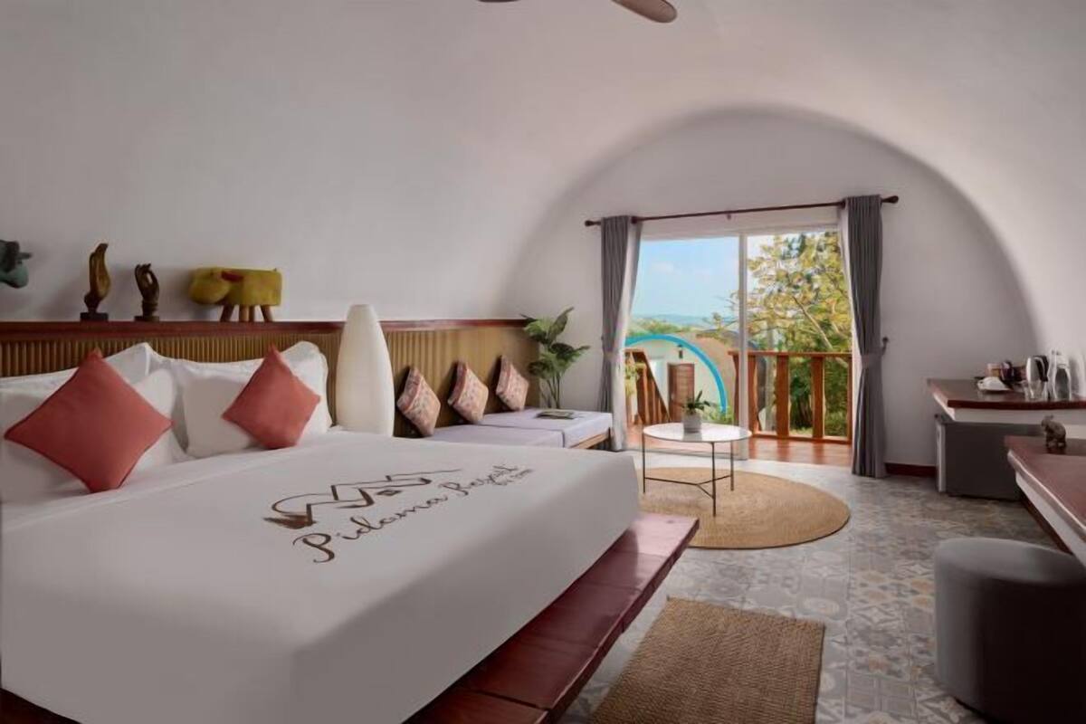 Minibar, escritorio, cortinas opacas y tabla de planchar con plancha