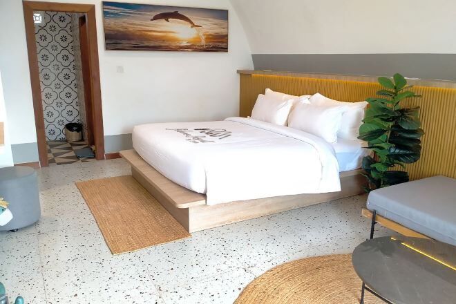 Frigobar, escrivaninha, cortinas blackout, ferros/tábuas de passar roupa