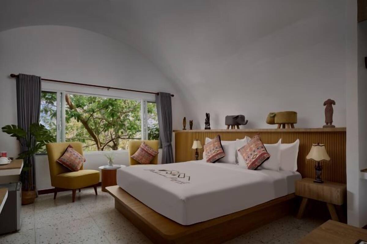 Minibar, escritorio, cortinas opacas y tabla de planchar con plancha