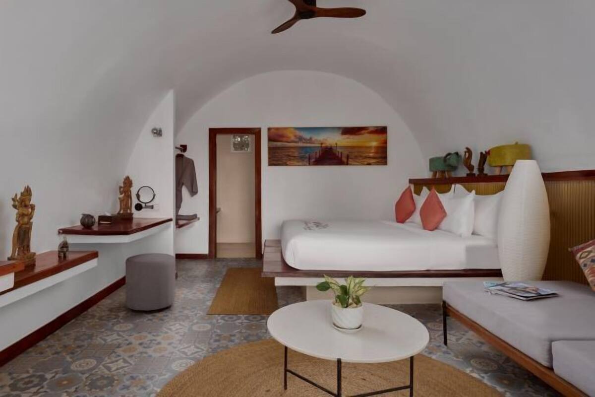 Minibar, escritorio, cortinas opacas y tabla de planchar con plancha