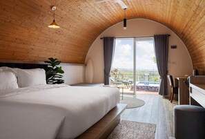 Suite – junior (Tube Junior Suite (pool)) | Minibar, skrivebord, blendingsgardiner og strykejern/-brett