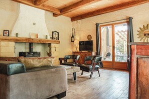 Télévision, cheminée, livres