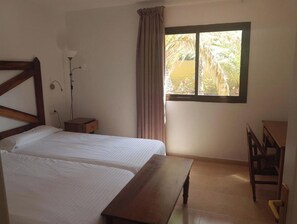 2 slaapkamers, een bureau, beddengoed