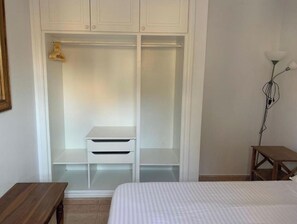 2 quartos, escrivaninha, roupa de cama