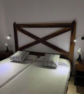 2 slaapkamers, een bureau, beddengoed