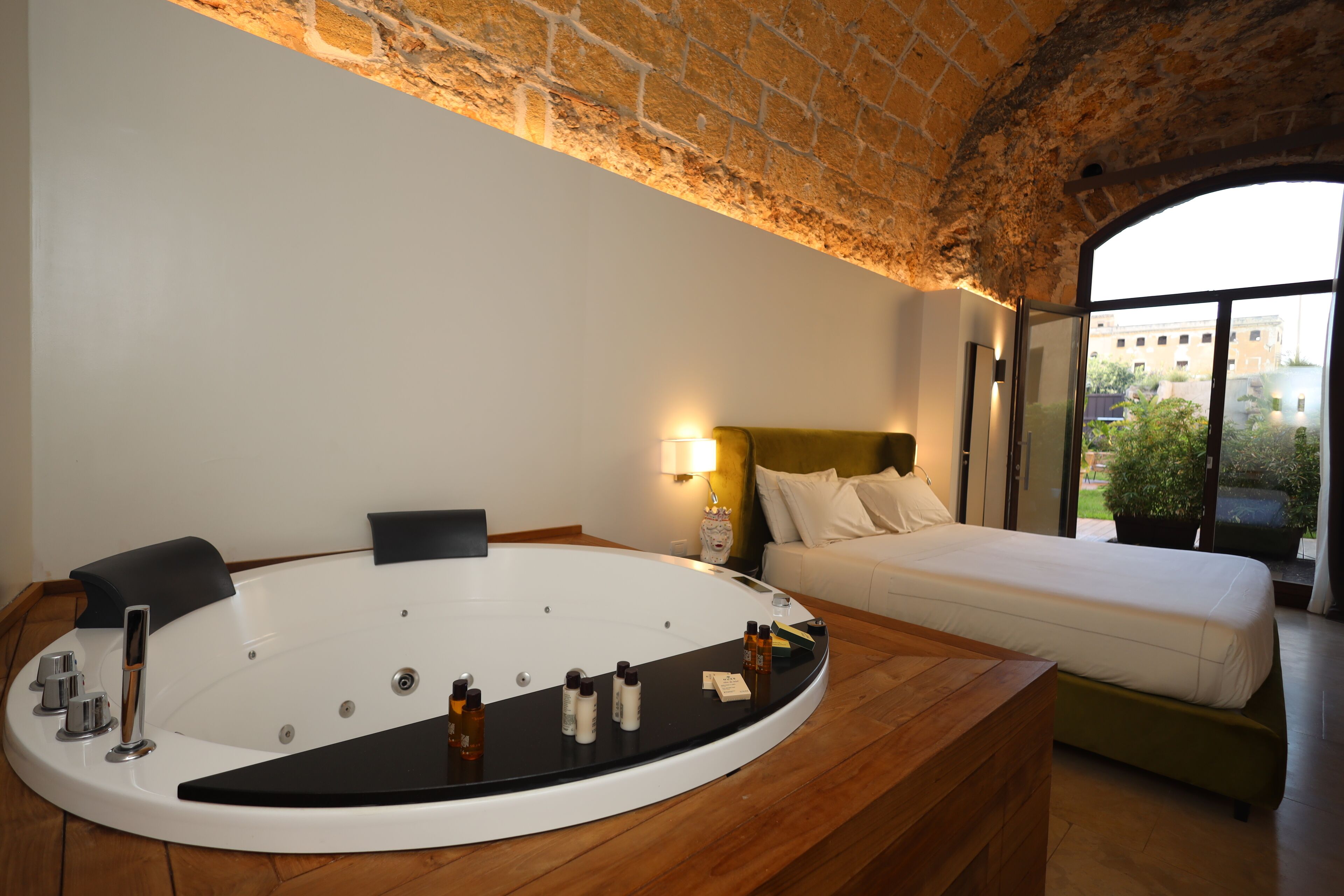 ラグジュアリー ルーム | イタリアのフレッテ製シーツ、高級寝具、羽毛の掛け布団、低反発ベッド