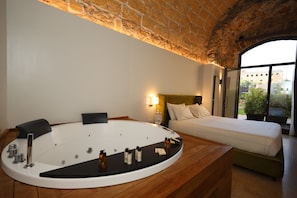 Luksushuone | Italialaiset Frette-lakanat, ylelliset vuodevaatteet, untuvapeitot