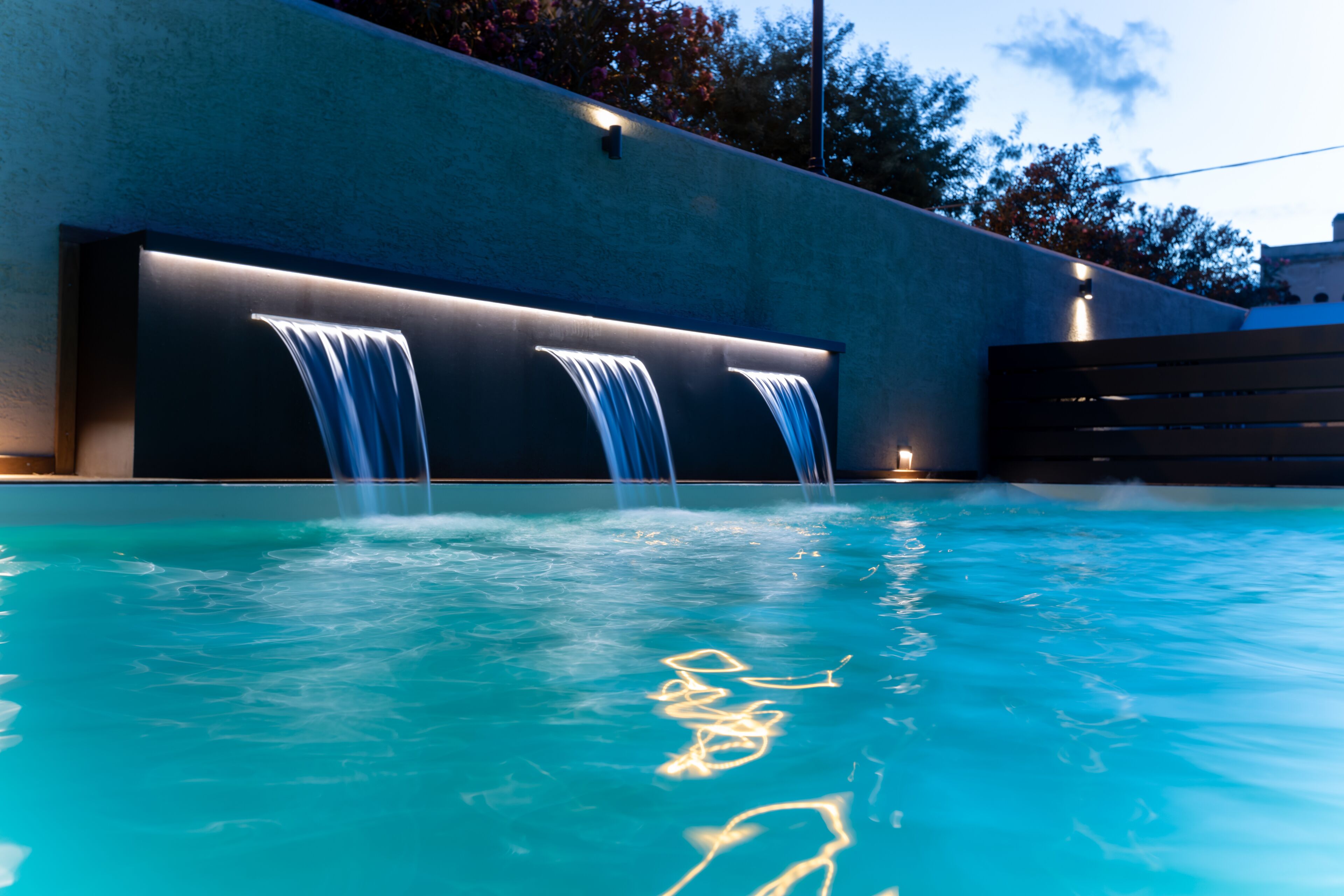 Piscine extérieure, parasols de plage, chaises longues