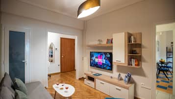 Apartamento Confort | Zona de estar | Una Smart TV