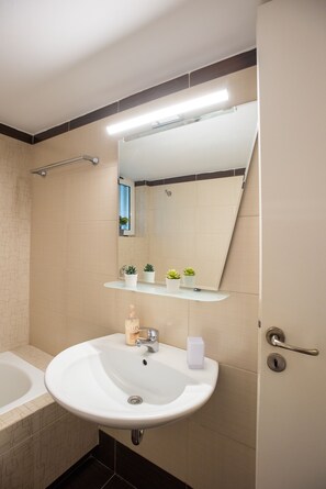 Apartament Comfort | Bany | Banyera, assecador de cabells i tovalloles 