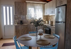 Fridge, oven, stovetop, coffee/tea maker