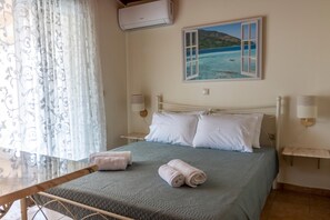 2 bedrooms, in-room safe, iron/ironing board, travel cot - G & M Beach House in Massari (Χαράκι)