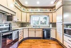 Fridge, microwave, oven, stovetop - Home in Mammoth Cave (Cave City)