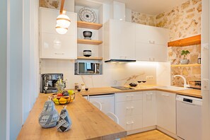 Fridge, microwave, stovetop, dishwasher
