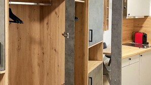 Una cocina moderna con armarios de madera, una encimera y un horno empotrado.