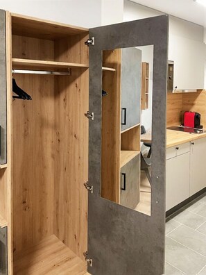 Chambre Double, patio | Coin séjour | Télévision LED de 40 pouces avec chaînes numériques, télévision