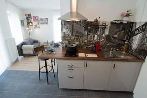 Estudio estándar | Cocina privada | Refrigerador, microondas, parrilla de estufa y utensilios de cocina 