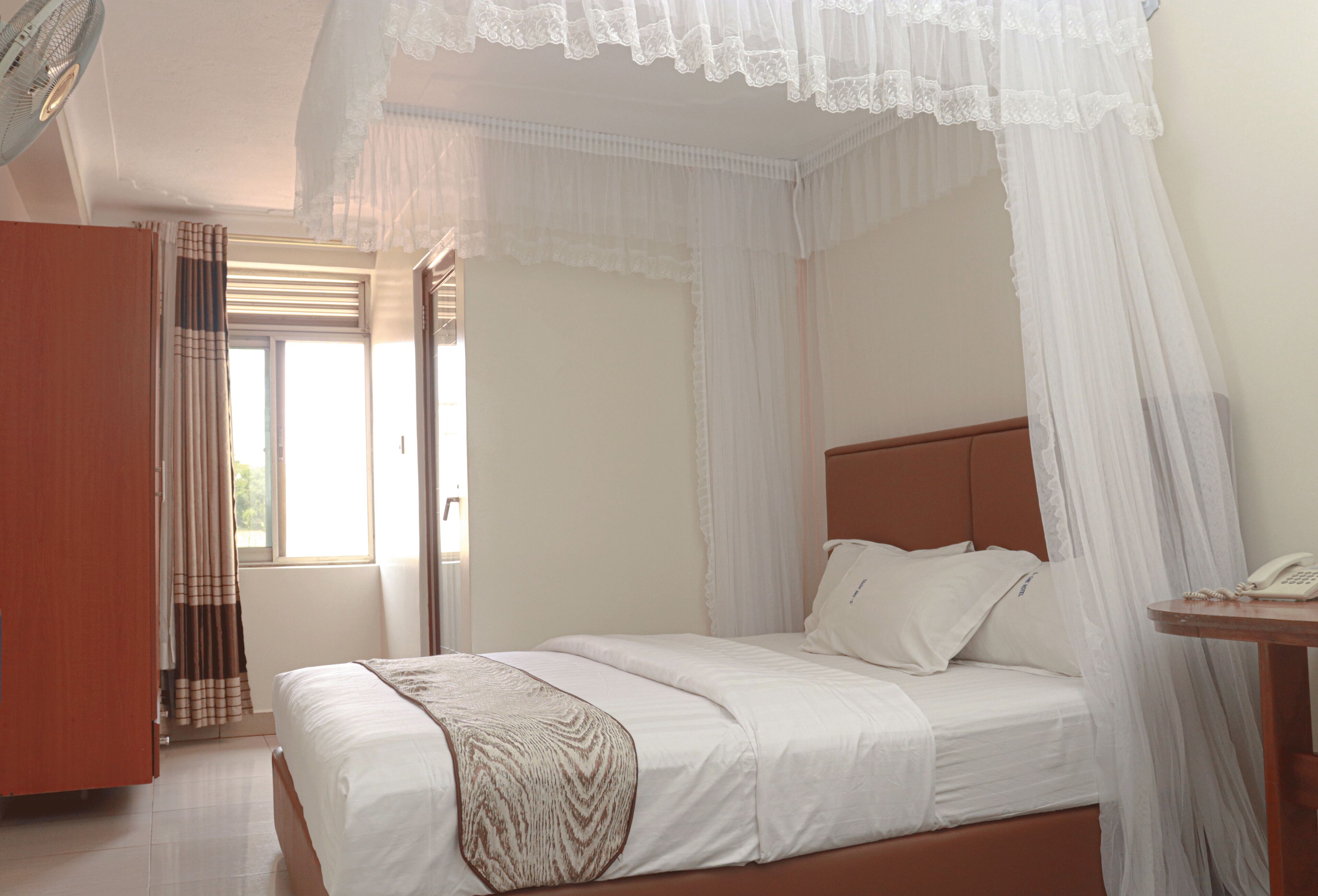 Quarto luxo, 1 cama Queen | Wi-Fi de cortesia