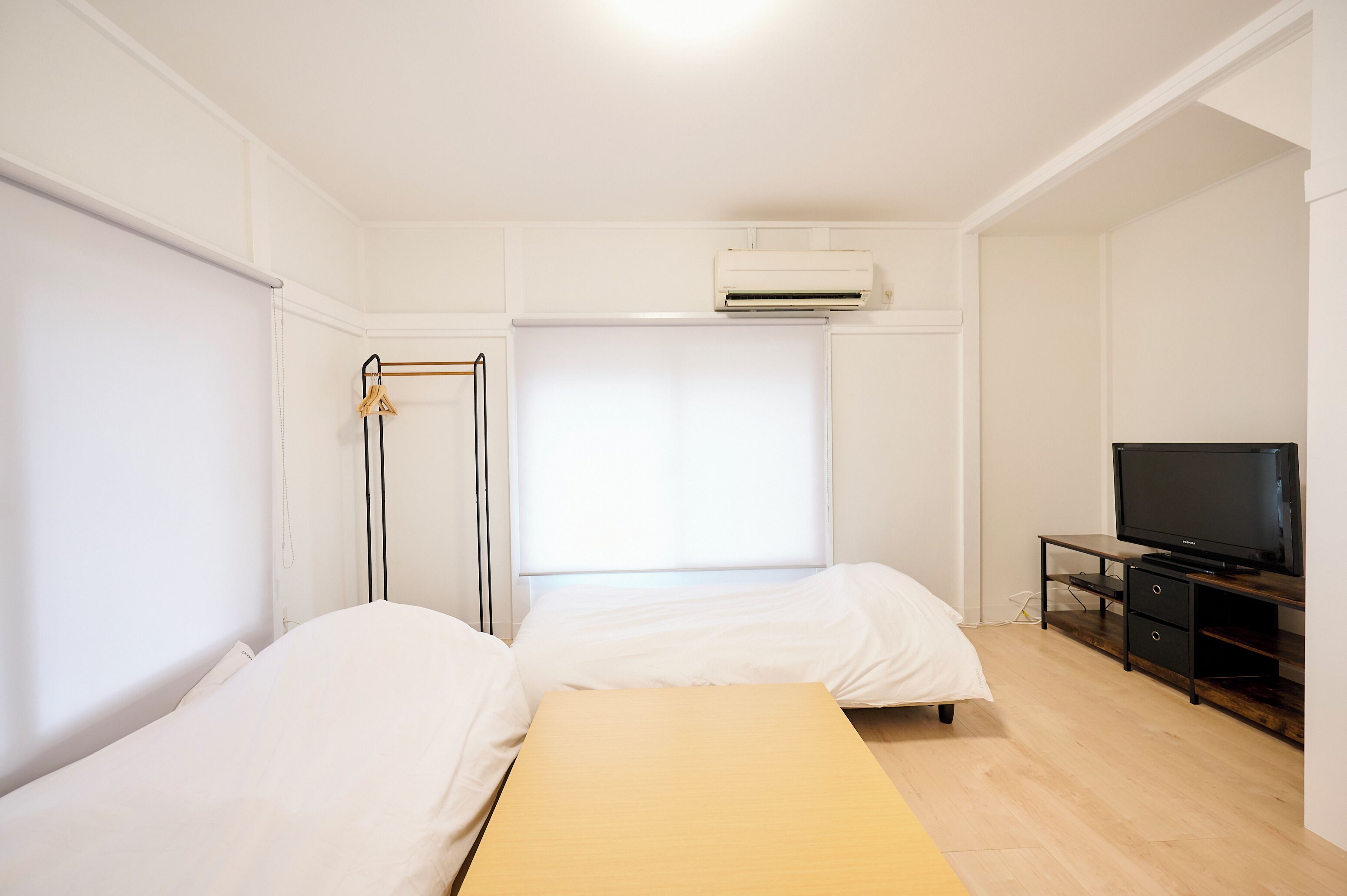 Une chambre d’hôtel avec deux lits, une télévision et un appareil de climatisation.