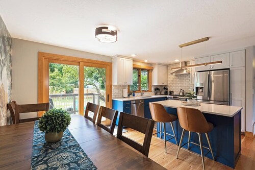 Beautifully updated home with mountain views state-of-the-art kitchen!