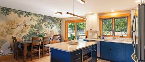 Kühlschrank, Mikrowelle, Ofen, Herdplatte