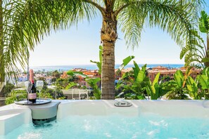 Outdoor spa tub - Villa Flamingo - Modern Villa in Los Flamingos (Benahavis)