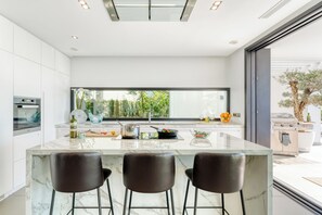 Mikroaaltouuni, uuni, liesi, astianpesukone