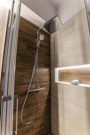 Deluxe Studio | Bathroom