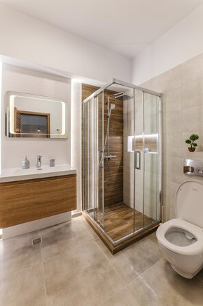 Deluxe Studio | Bathroom | Shower, free toiletries, hair dryer, towels - Apartamente 2 Tomis Villa (Navodari)