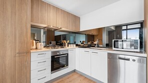 Mikrovågsugn, diskmaskin, grytor/köksredskap och matbord