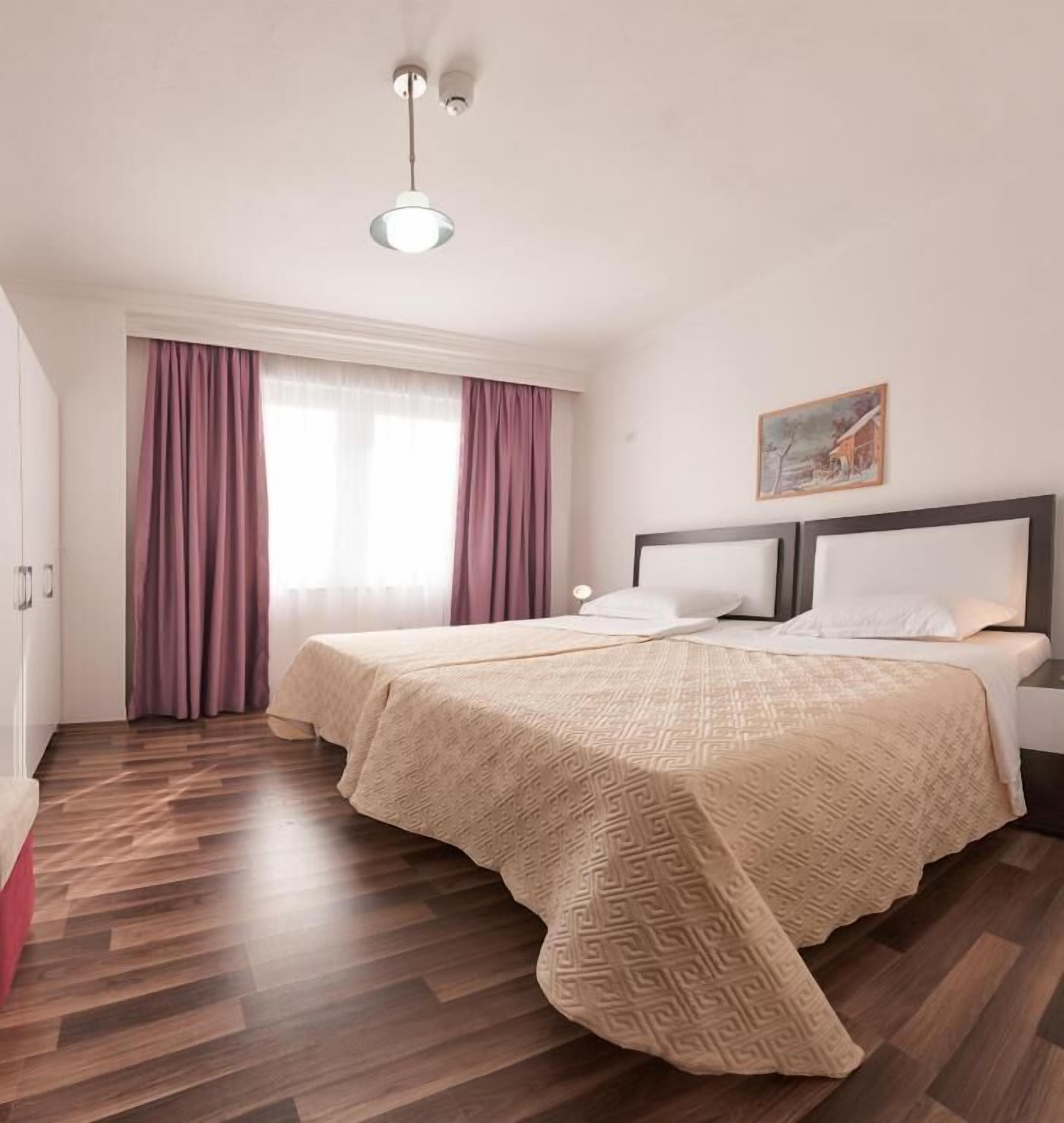 شقة ديلوكس | أغطية فراش متميزة وخزنة داخل الغرفة ومكتب وتجهيزات عازلة للصوت