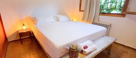 4 bedrooms, iron/ironing board, free WiFi, bed sheets