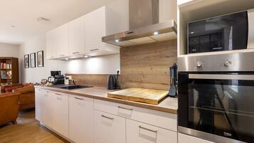 Een koelkast, een microgolfoven, een oven, een kookplaat