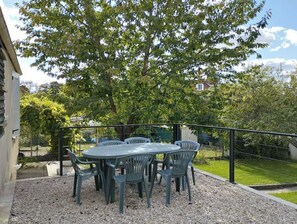 Outdoor dining - Maison Chaleureuse à 5 min à Pied du Centre Ville (Provins)