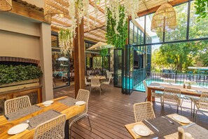 Cocina internacional, junto a la piscina