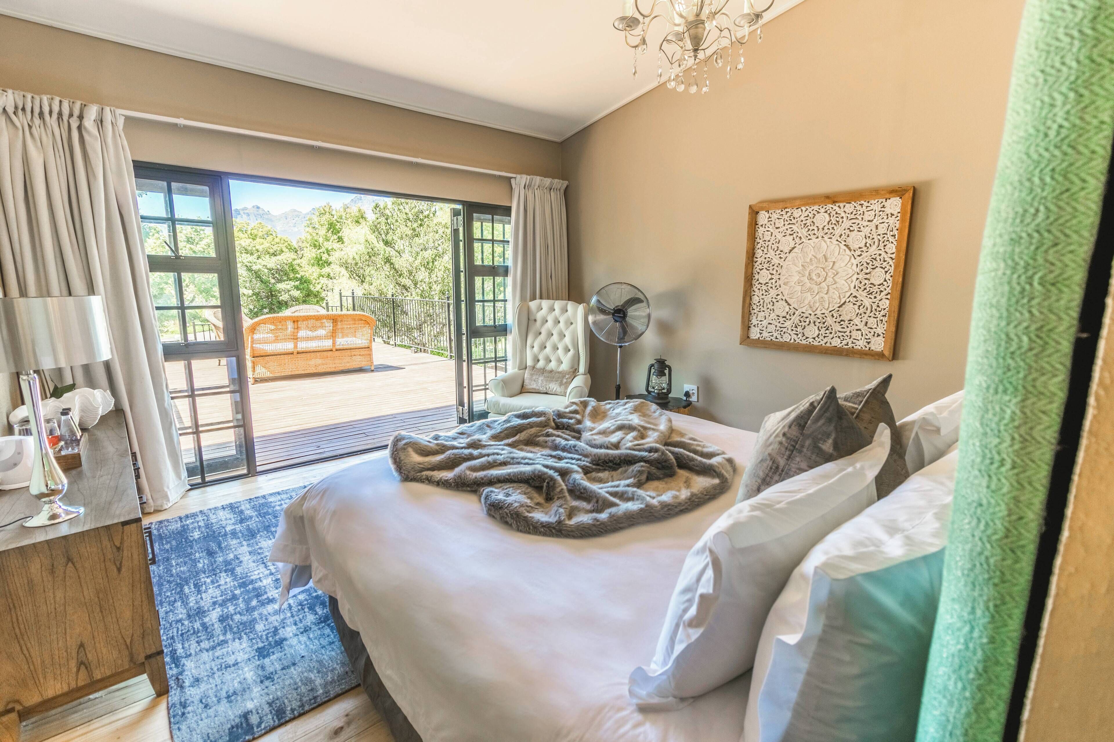 Habitación de lujo doble, 1 cama de matrimonio, balcón, vistas al jardín | Decoración individual, mobiliario individual, escritorio