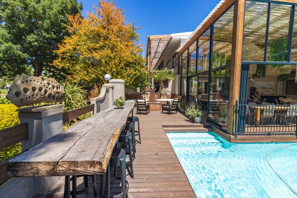 Spécialités Cuisine internationale, vue sur la piscine 