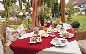 Café da manhã com buffet grátis todos os dias
