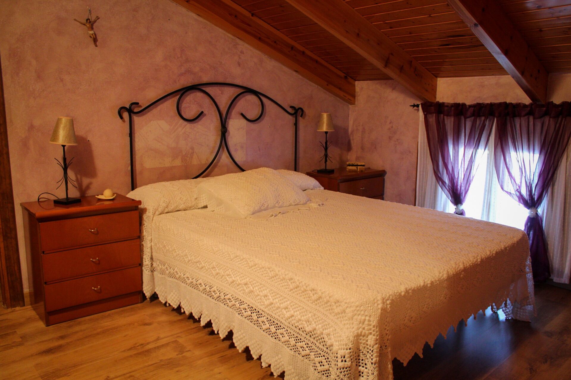 6 slaapkamers, een bureau, een strijkplank/strijkijzer, reisbedje