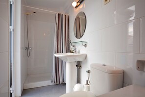 Een douche, een haardroger, een bidet, handdoeken