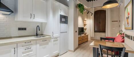 Fridge, microwave, oven, stovetop