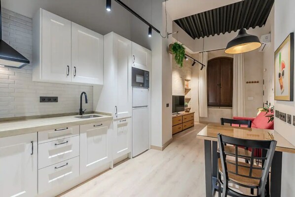 Een koelkast, een microgolfoven, een oven, een kookplaat