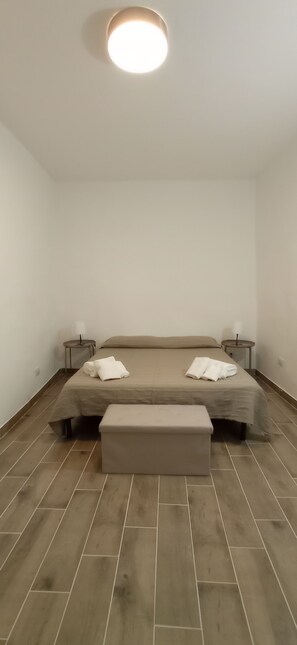 2 bedrooms, travel cot, free WiFi, bed sheets - Apartment in the historic center. Near Cathedral and Capo market (Palermo)