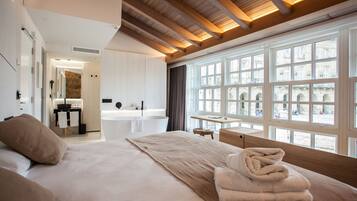 Habitación Deluxe doble, 1 cama de matrimonio grande, vistas a la ciudad | Ropa de cama de alta calidad y edredones de plumas