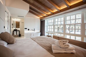 Quarto casal luxo, 1 cama King, vista para a cidade | Roupas de cama premium, edredons de pluma