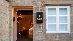 A stone building entrance with a sign reading "PLAZA OBRABOIRO". -  Hotel Plaza Obradoiro by Bossh! Hotels (Santiago de Compostela)